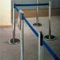 COLONNES MOBILES AVEC RUBAN RETRACTIBLES