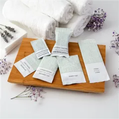 KIT DE COUTURE EN SACHET BLANC 'THERAPY'  7x10,5 CM (250 UNITÉ)
